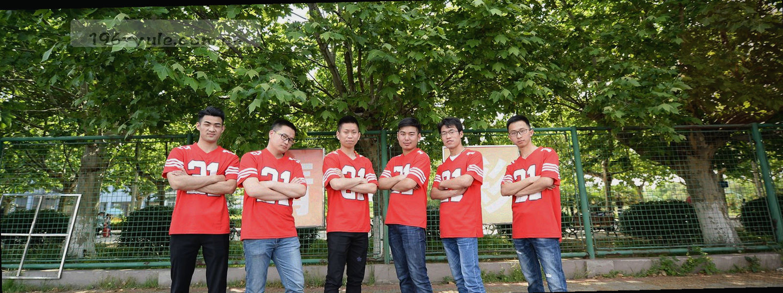 荧光青色数据条与折线在深色背景上横向流动的抽象图形
